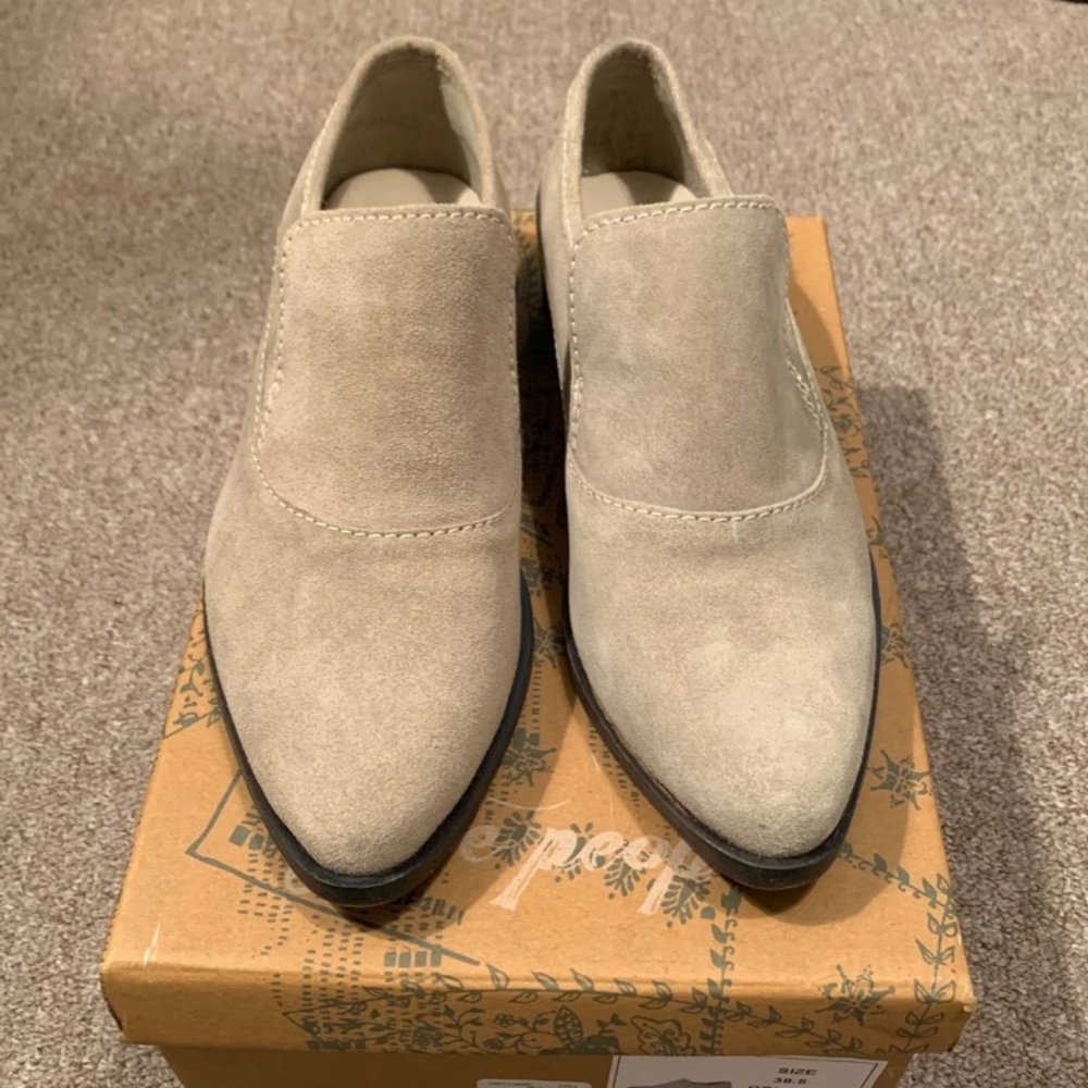 🔴SOLD🔴Free People slip on dressy flats.